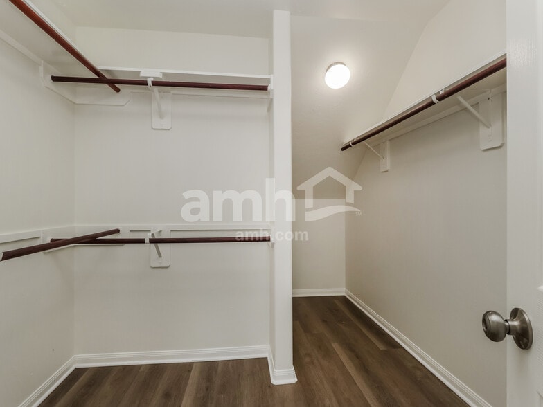 Building Photo - 910 Redcrest Springs Ct