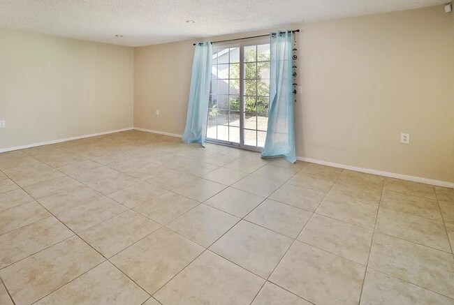 Family Room 1 - 23009 Vanowen St