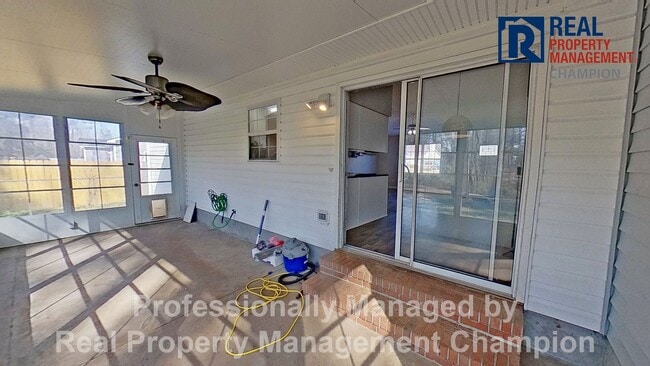 Building Photo - 3 BD/2 BA Home with Fenced Yard & Attached Garage