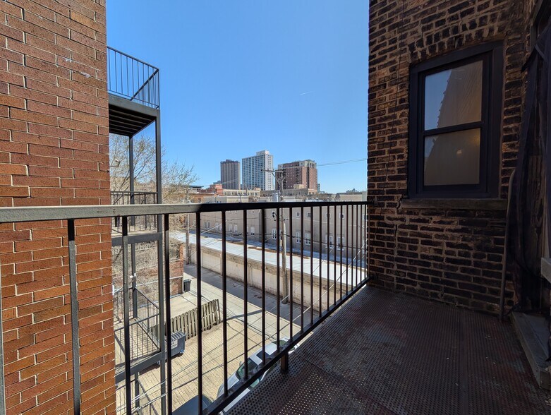 Building Photo - 912 W Dakin St