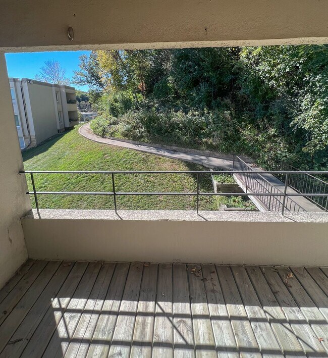 Building Photo - 1 Bedroom, 1 Bathroom Apartment In Desirable Location!