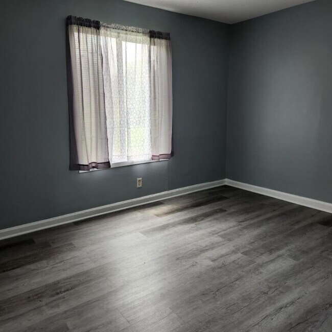 Building Photo - 4206 E 33rd St