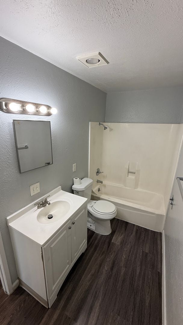 Building Photo - Cute Airy Studio Near Havana and Exposition **Move-In Special**