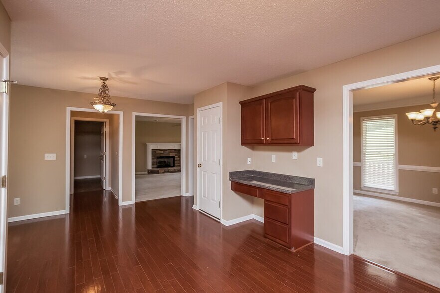 Building Photo - 815 Tynsdale Dr