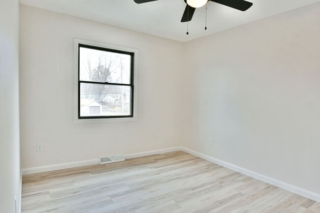 Building Photo - 460-462-462 Fowler St