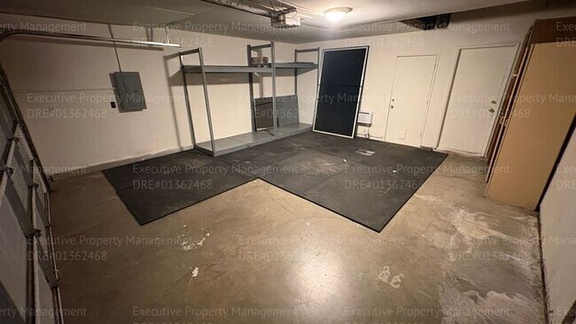 Building Photo - 3 bedroom 2 bathroom home with pool and near shopping centers.