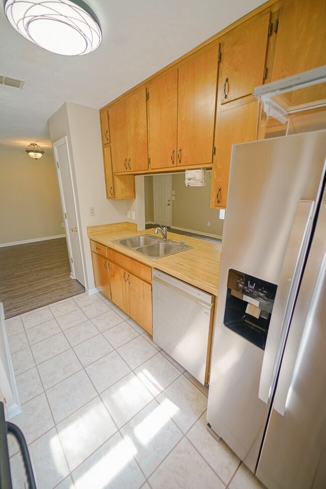 Building Photo - 2 bed 2 bath Sublease
