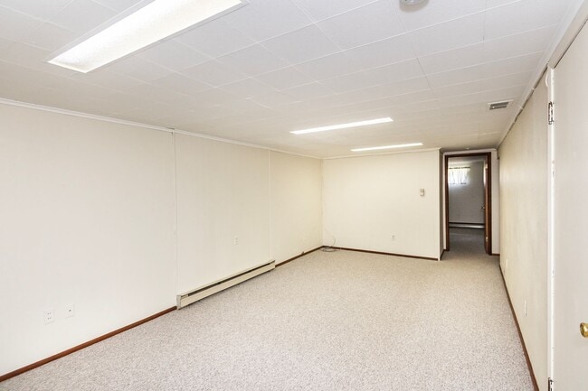 Building Photo - Lovely 3 Bedroom 1 Bathroom Home