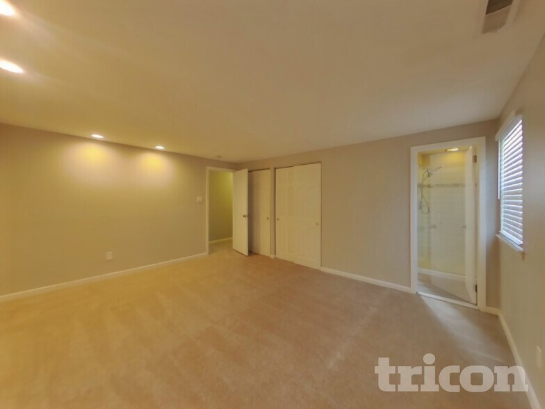 Building Photo - 586 Saratoga Rd