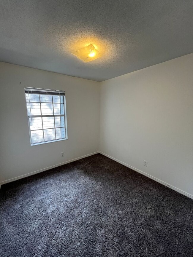 Building Photo - Townhome Located in NE Pensacola
