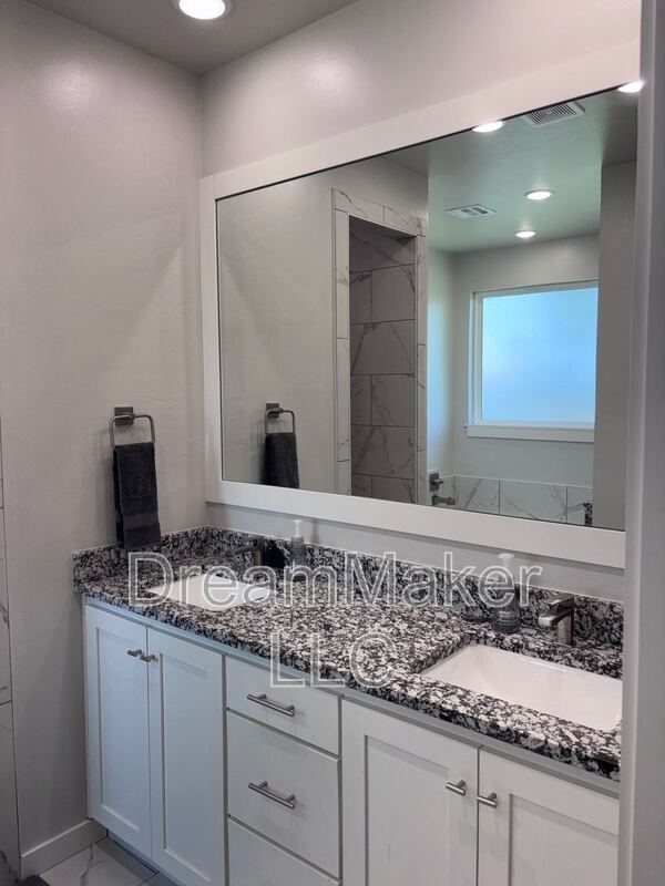 Building Photo - 2819 Clifton Ter