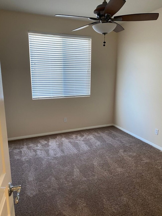 Building Photo - 3 BEDROOM VICTORVILLE HOME
