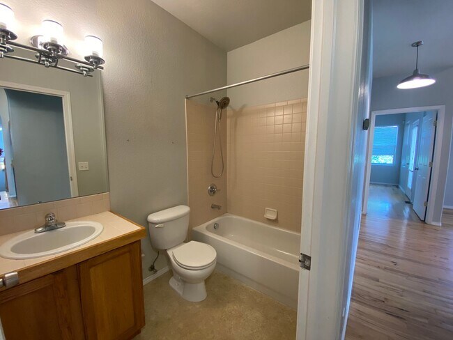 Building Photo - 5 Bedroom/ 3 Bath Home