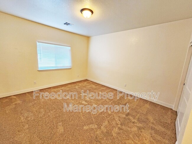 Building Photo - 4920 Honey Locust Dr