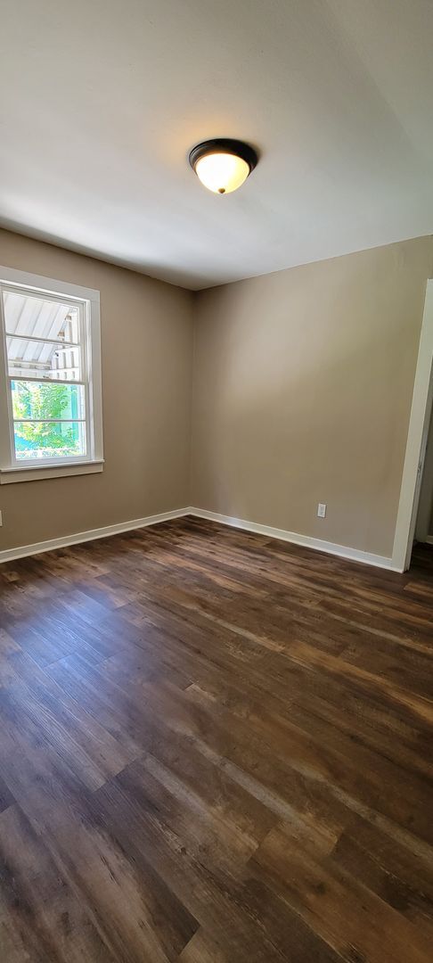 Building Photo - Gorgeous fully remodeled 3 bedroom/1&1/2 bath Cottage.