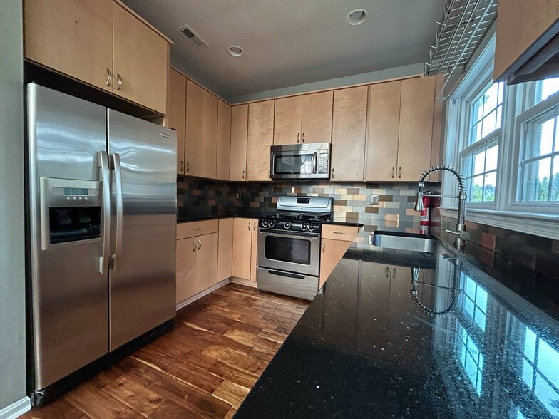 Kitchen - 5556 Village Center Dr