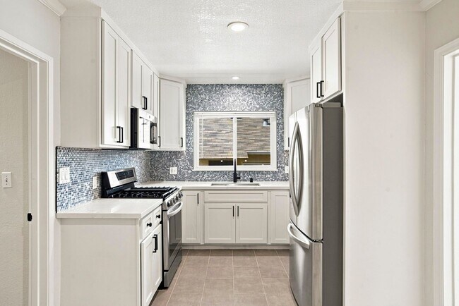 Building Photo - Sun-Drenched Lakeshore Living