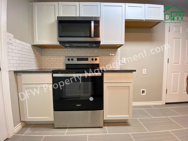 Building Photo - Charming 4 Bedroom 2 Bathroom Home on a Corner Lot in Fort Worth!