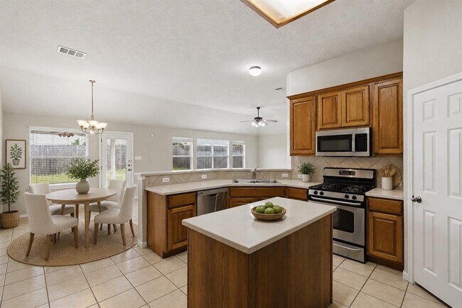 Building Photo - 924 Abbeyglen Castle Dr