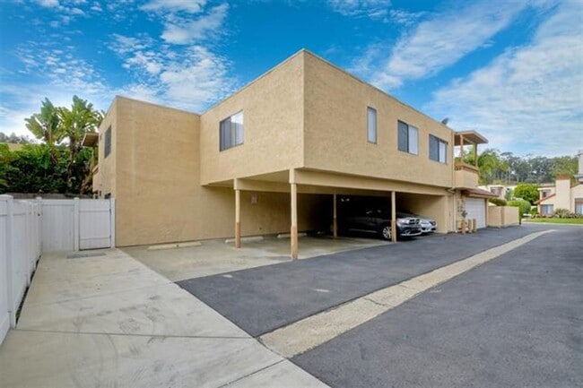 Building Photo - Updated Second Floor Single Level Unit!