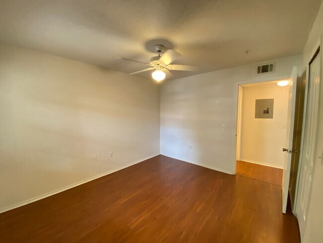 Building Photo - 13941 Fairway Island Dr