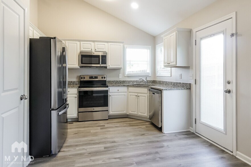 Building Photo - 30 Crestbrook Dr