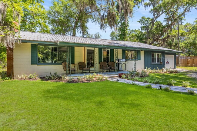 Building Photo - "Charming 3-Bedroom, 2.5-Bath Home Now Ava...