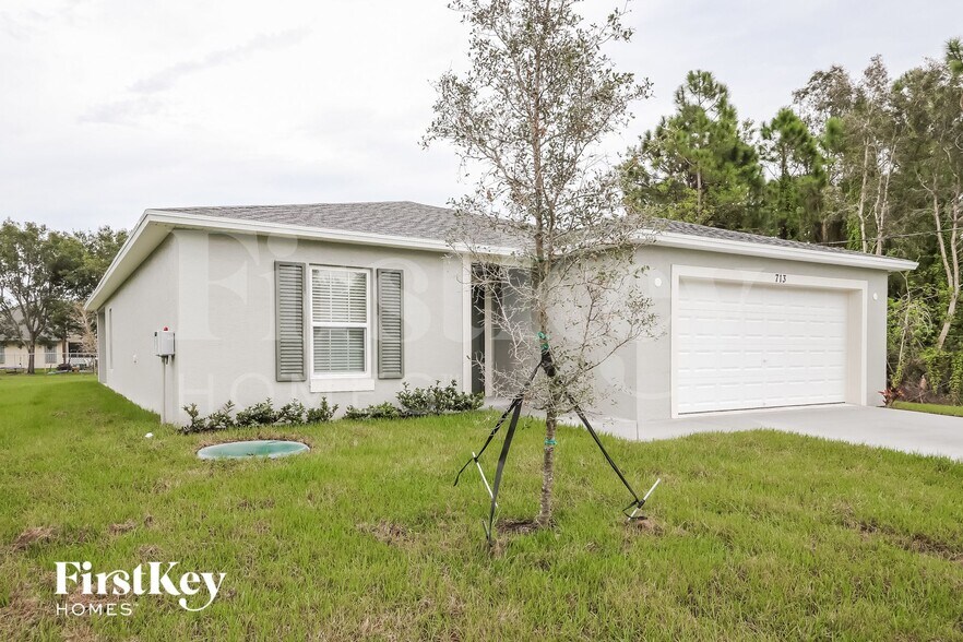 Building Photo - 713 SE Lansdowne Ave