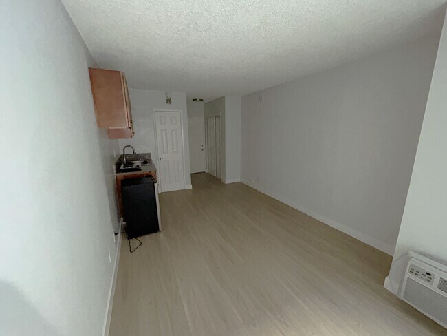 Building Photo - 535 S Catalina St