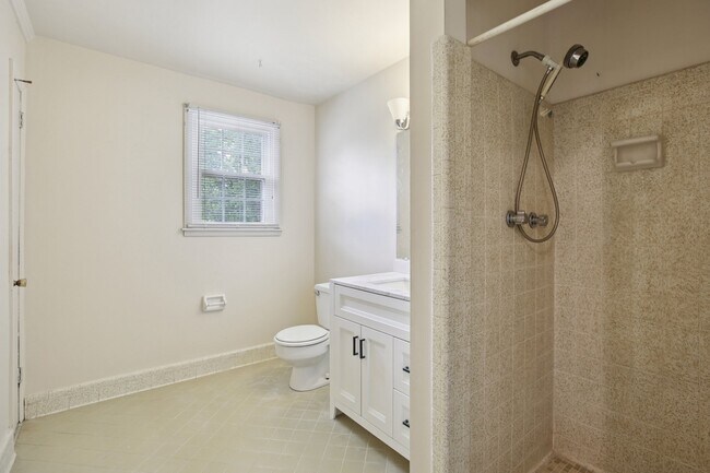 Building Photo - 8024 Regency Dr