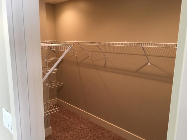 Building Photo - 5301 W Alexis Rd