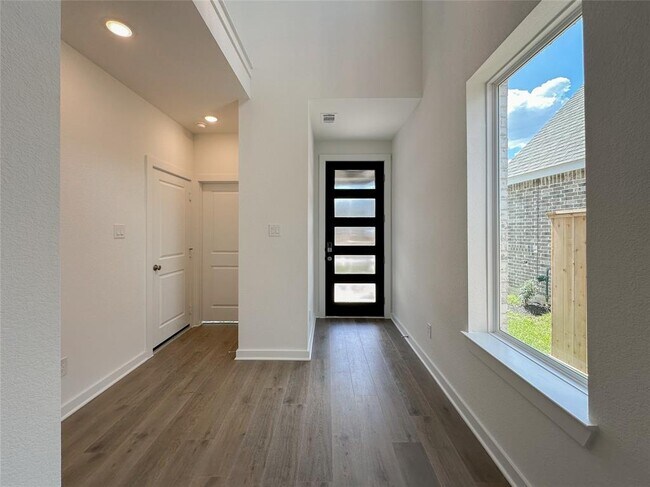 Building Photo - 541 Sand Branch Dr
