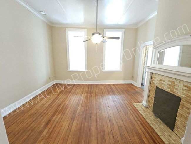 Building Photo - 195 College St