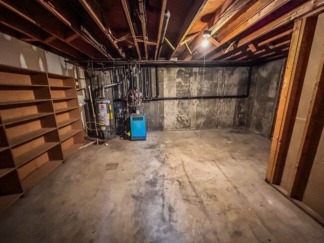 Building Photo - Large Updated 3-Bed 2-Bath Townhome w/ Gar...