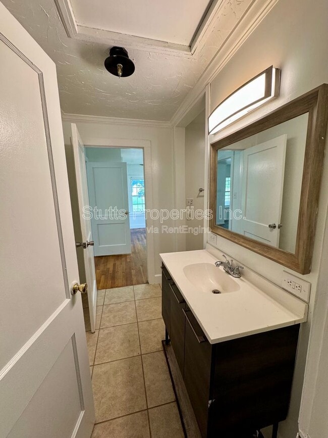 Building Photo - 512 Trade St