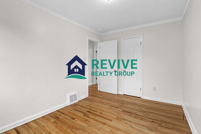 Building Photo - 9725 Fox Ave