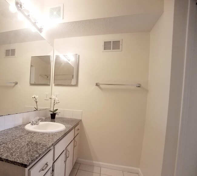 Building Photo - Gorgeous 2/2 condo for rent next to Waterf...