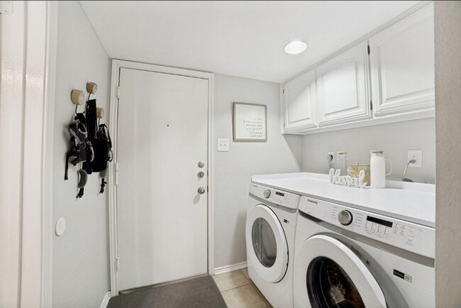 Building Photo - Stylish 3-Bed, 2.5-Bath Townhome with Fireplace & Move-In Ready Upgrades