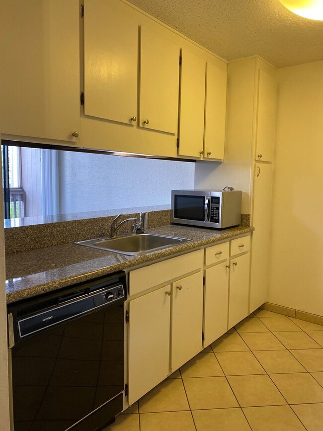 Building Photo - 2101 Shoreline Dr