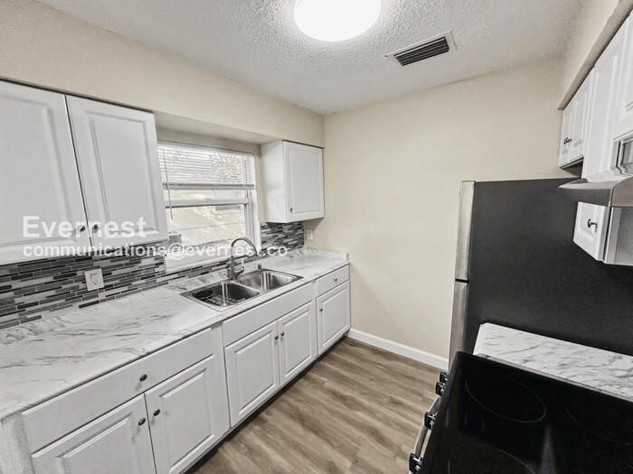 Building Photo - 5701 Manchester St N