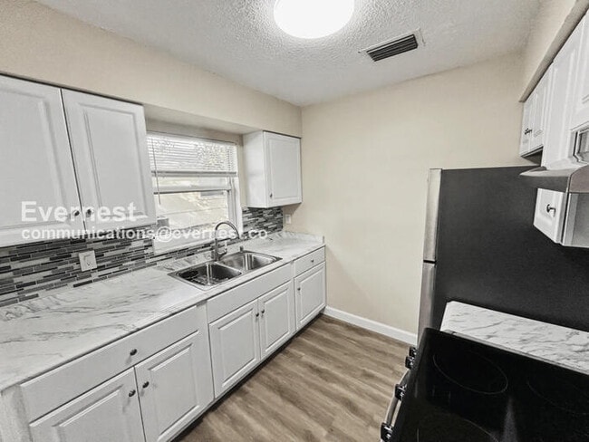 Building Photo - 2 Bed/1 Bath Townhome with Off-Street Parking / Pet-Friendly / Available Now!