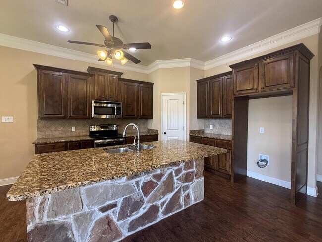 Building Photo - 9804 Houston Dr