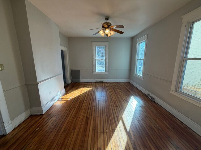 Building Photo - Charming 4bdrm/1.5bth Home Located in Richmond's North Highland Park w/Balcony!!
