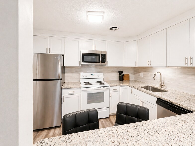 Building Photo - A1 Colonial Dr