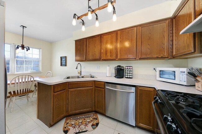 Building Photo - 2544 Dickens Dr