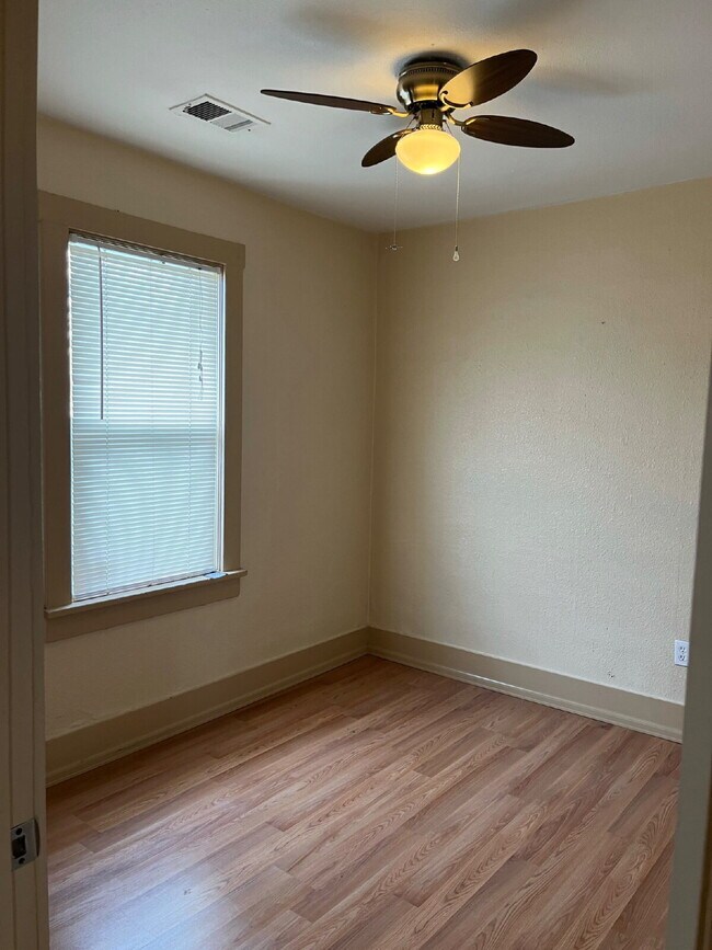 Building Photo - "Charming 4-Bedroom Oasis with 2 Full Bath...