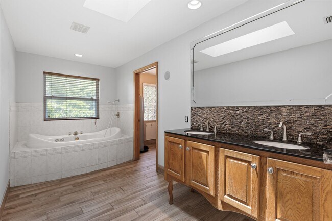 Building Photo - Welcome to your Pool/Lake Home!