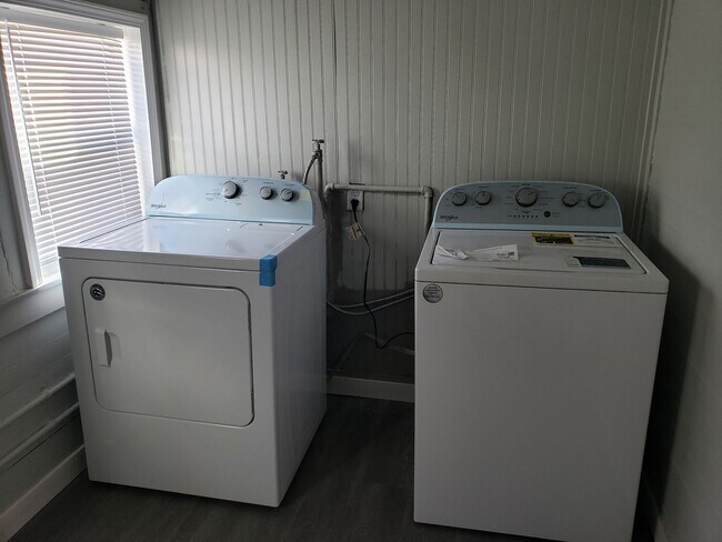 Building Photo - One Bedroom Cottage off of Eureka Way - Recently Remodeled