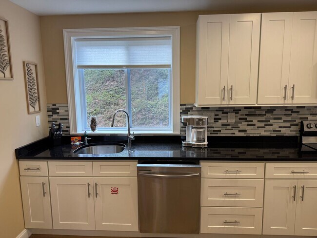 Building Photo - FIRST MONTH OF RENT FREE!!!!!!