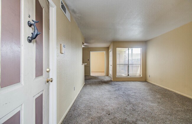 Building Photo - 9000 Bissonnet St